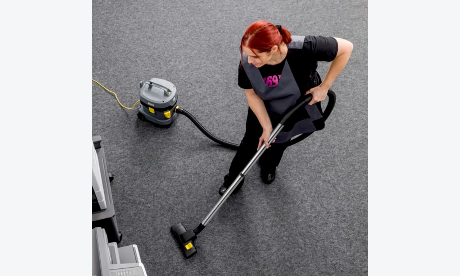 Kärcher compact commercial dry vacuum cleaning an office carpet