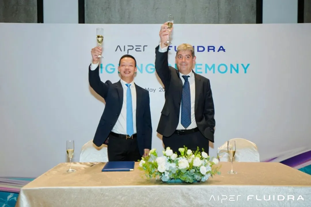 Aiper founder Wang Yang and a Fluidra executive at a later signing ceremony