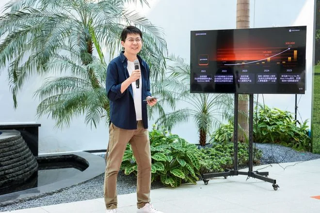 Willand and Navimow founder Ren Guanjiao speaking beside a company growth chart