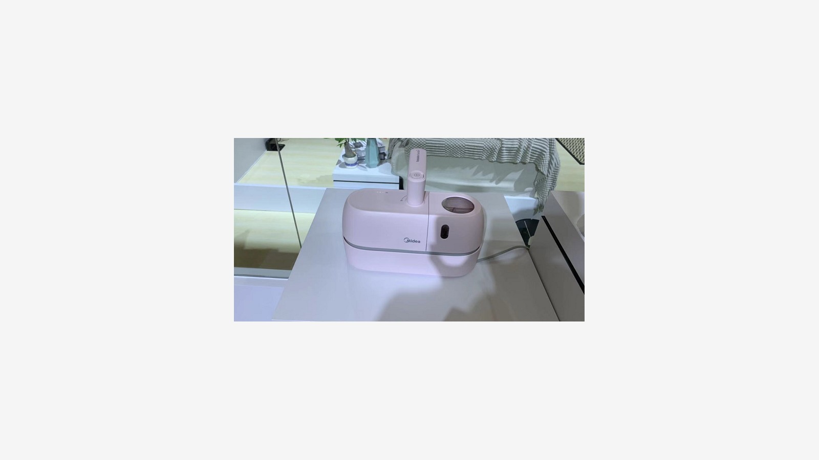 Midea cleaning appliance booth 2