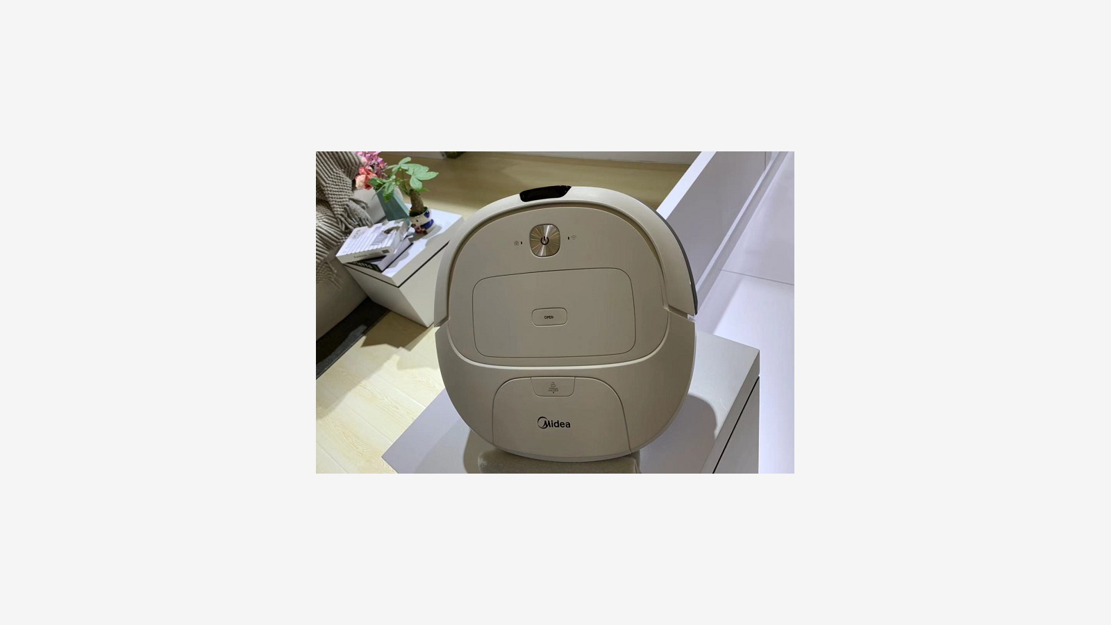Midea cleaning appliance booth 3