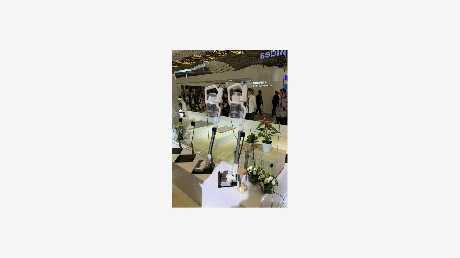 Midea cleaning appliance booth 4