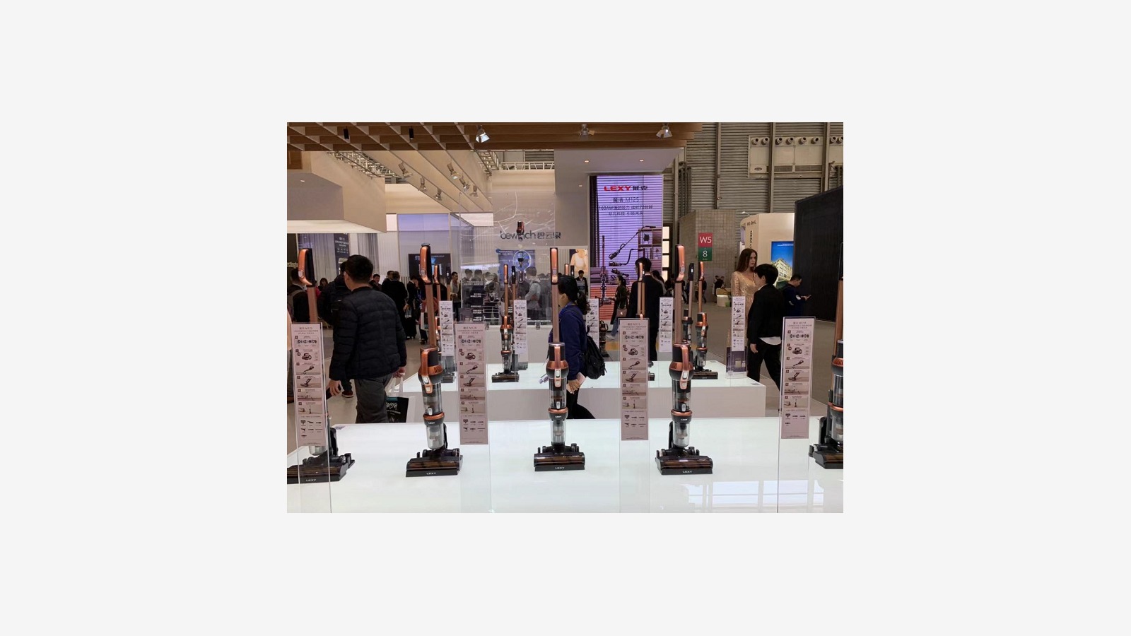 Kingclean cordless vacuum display 6